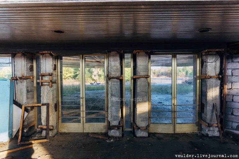 Cửa ra vào của sân bay nay chỉ còn tấm khung.