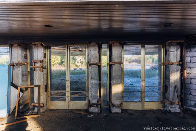 Cửa ra vào của sân bay nay chỉ còn tấm khung.