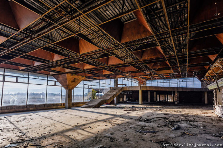 Hiện trạng thực tế bên trong sân bay bỏ hoang.