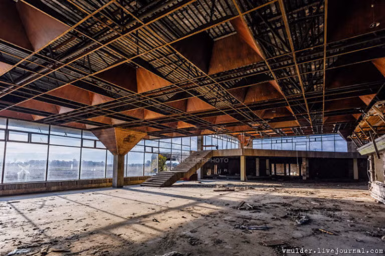 Hiện trạng thực tế bên trong sân bay bỏ hoang.