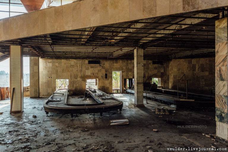 Băng chuyền hành lý ký gửi cũng chỉ còn cái khung.