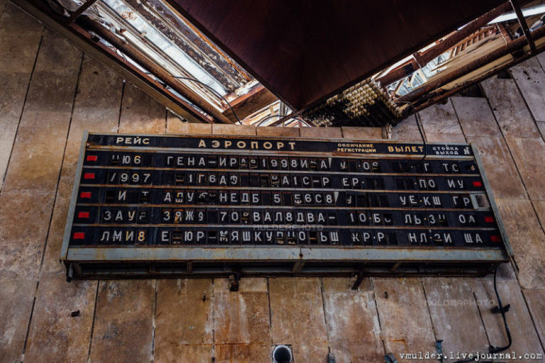 Bảng thông báo gắn trên bức tường xuống cấp.