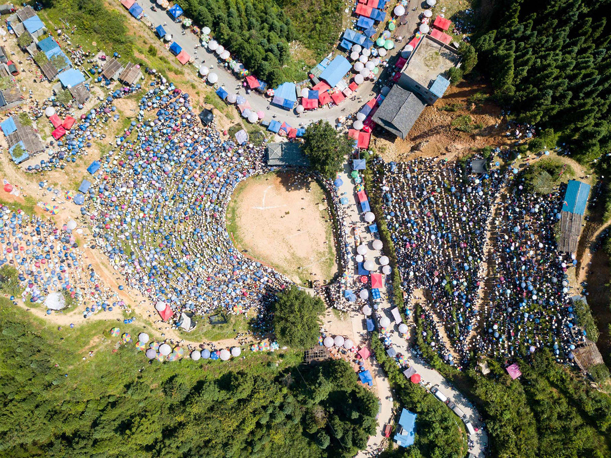 Hình ảnh nhìn từ trên cao ghi lại cảnh dân làng tập trung xem đấu chọi trâu diễn ra vào ngày 6/6 âm lịch (tức 18/7/2018) ở Công Giang.