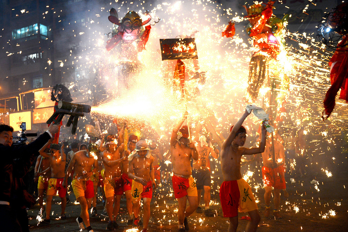 Cộng đồng người Miêu ở Châu tự trị Kiềm Đông Nam đang biểu diễn điệu múa rồng cùng pháo hoa để mừng Lễ hội Đèn lồng diễn ra ngày 22/2/2016.