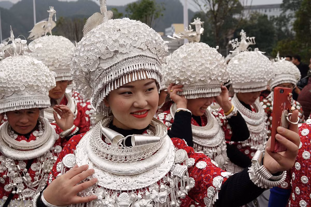 Các cô gái dân tộc Miêu thuộc Châu tự trị Kiềm Đông Nam xúng xính váy áo truyền thống đi chơi Tết.