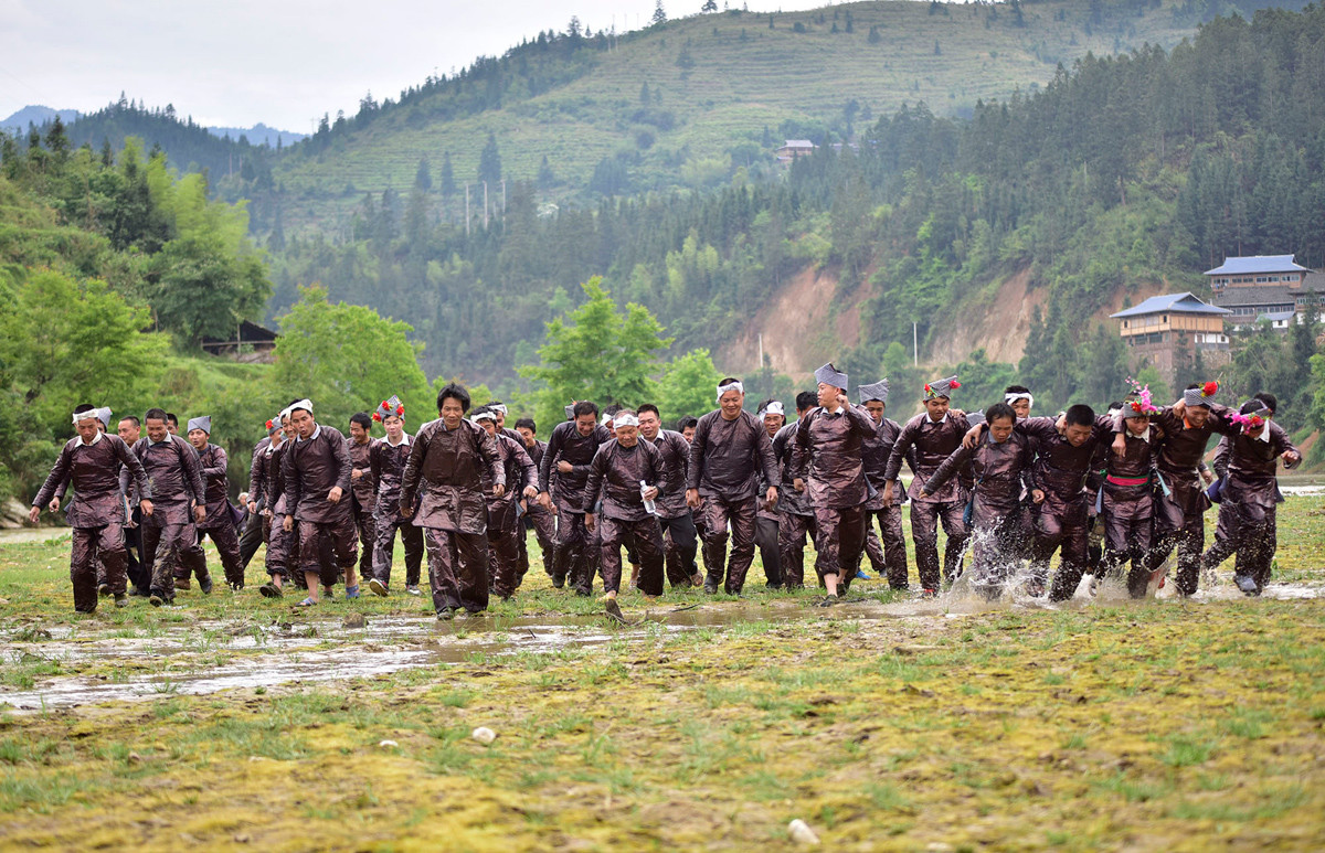 Cộng đồng người Miêu ăn vận trang phục truyền thống dịp Lễ hội Gayaguo ở làng Datang thuộc châu tự trị Kiềm Đông Nam.