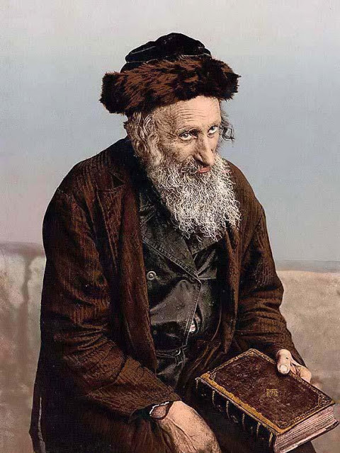 Người đàn ông trung niên Do Thái cầm quyển Kinh thánh trên tay.