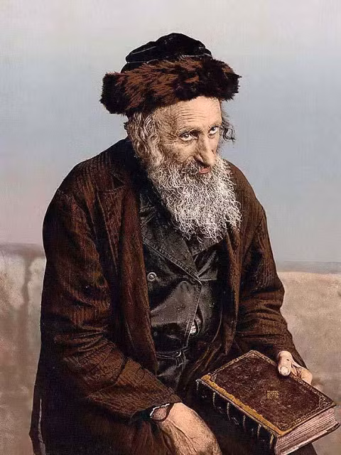 Người đàn ông trung niên Do Thái cầm quyển Kinh thánh trên tay.