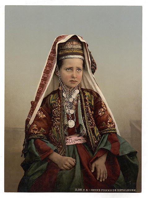 Cận cảnh trang phục truyền thống của người Do Thái.