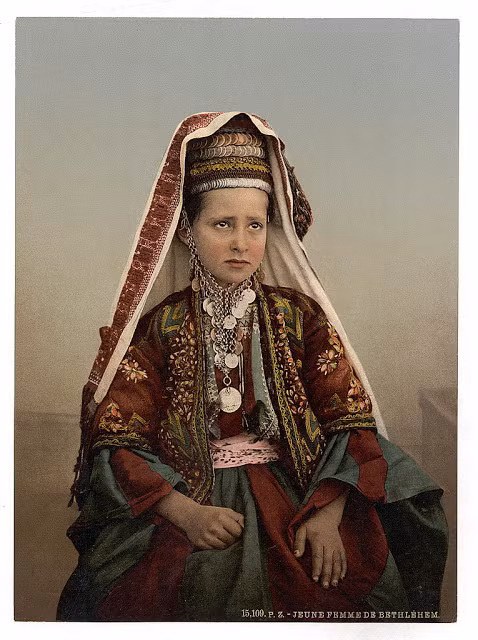 Cận cảnh trang phục truyền thống của người Do Thái.