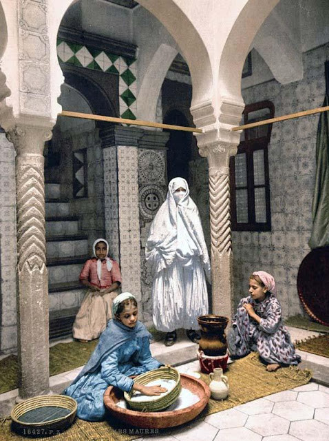 Hai thiếu nữ người Do Thái đang làm việc nhà.