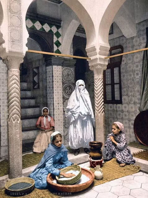 Hai thiếu nữ người Do Thái đang làm việc nhà.