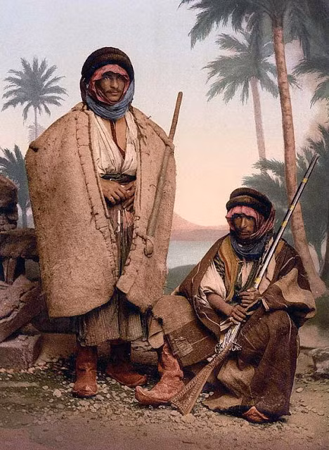 Ăn vận phục trang cẩn thận, hai người đàn ông Do Thái cầm theo súng để đi săn.