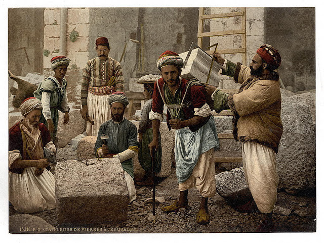 Các lao động phổ thông người Do Thái đang làm việc ngoài công trường.