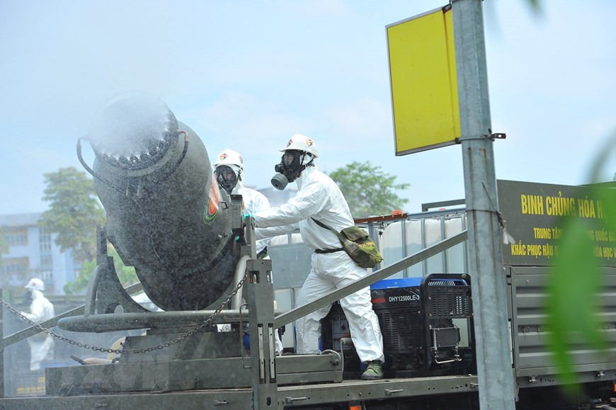 Tổng diện tích phun khử khuẩn là 150.000m2, gồm khuôn viên bệnh viện, nhà tiếp đón, sảnh tiếp đón khác, khu bảo vệ, khu khám chữa bệnh, khoa cấp cứu và nhà để xe của bệnh viện. (Ảnh: TTXVN)