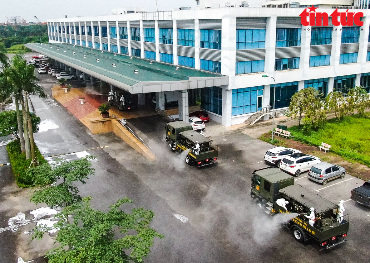 Ngay sau khi quá trình phun khử khuẩn kết thúc, toàn bộ xe chuyên dụng được khử trùng tại chỗ, trước khi rời khỏi bệnh viện. (Ảnh: Báo Tin Tức)