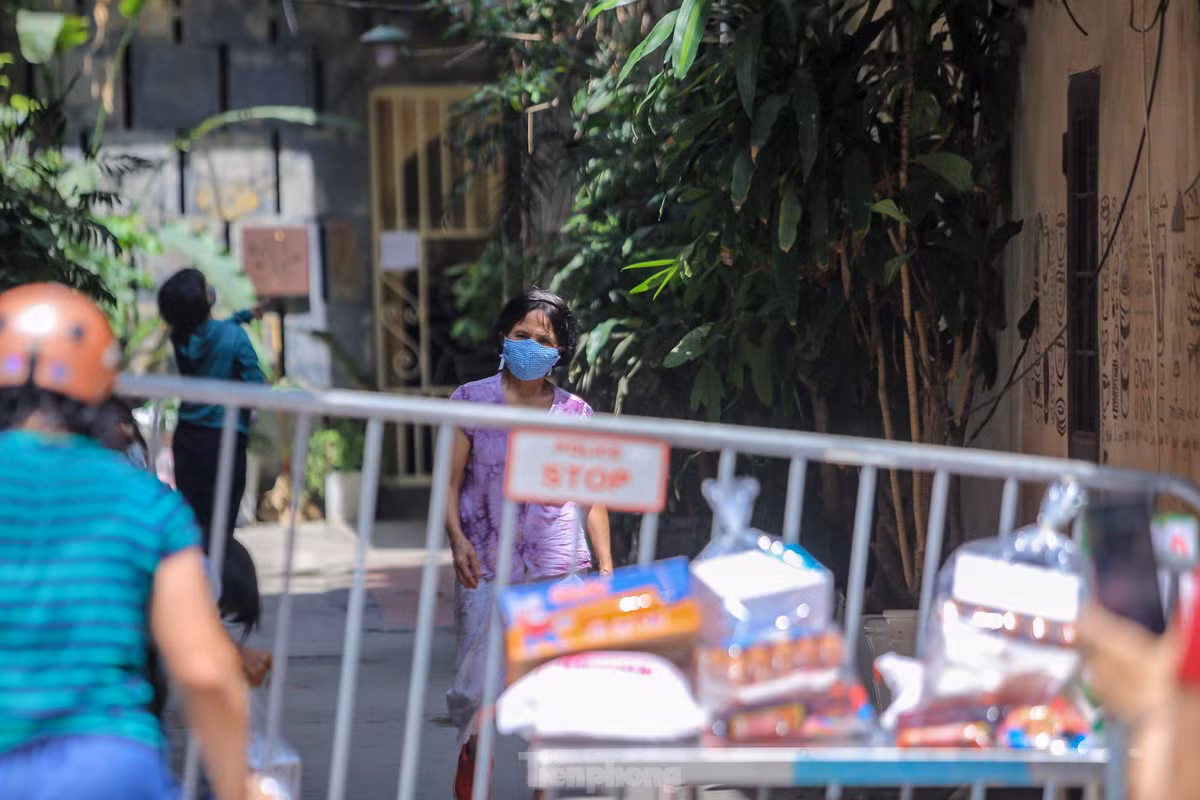 Cán bộ y tế đã thực hiện lấy mẫu xét nghiệm cho 100% cư dân tại đây 