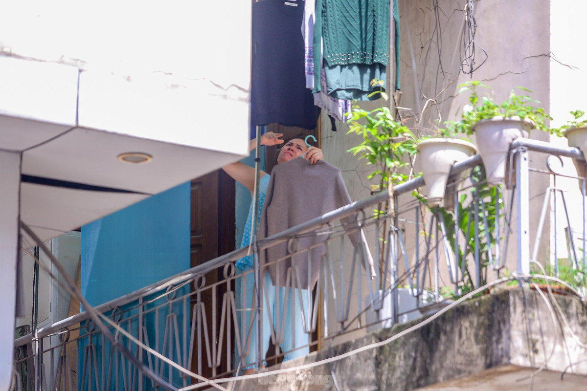 Hằng ngày, bệnh nhân đi làm tại Vĩnh Phúc từ khoảng 13 giờ đến 1 giờ sáng ngày hôm sau, đi làm cùng xe taxi với 2 người bạn làm cùng tại Bar Sunny là B.N.H. (đã ghi nhận dương tính, trú tại Hoàng Mai) và V.