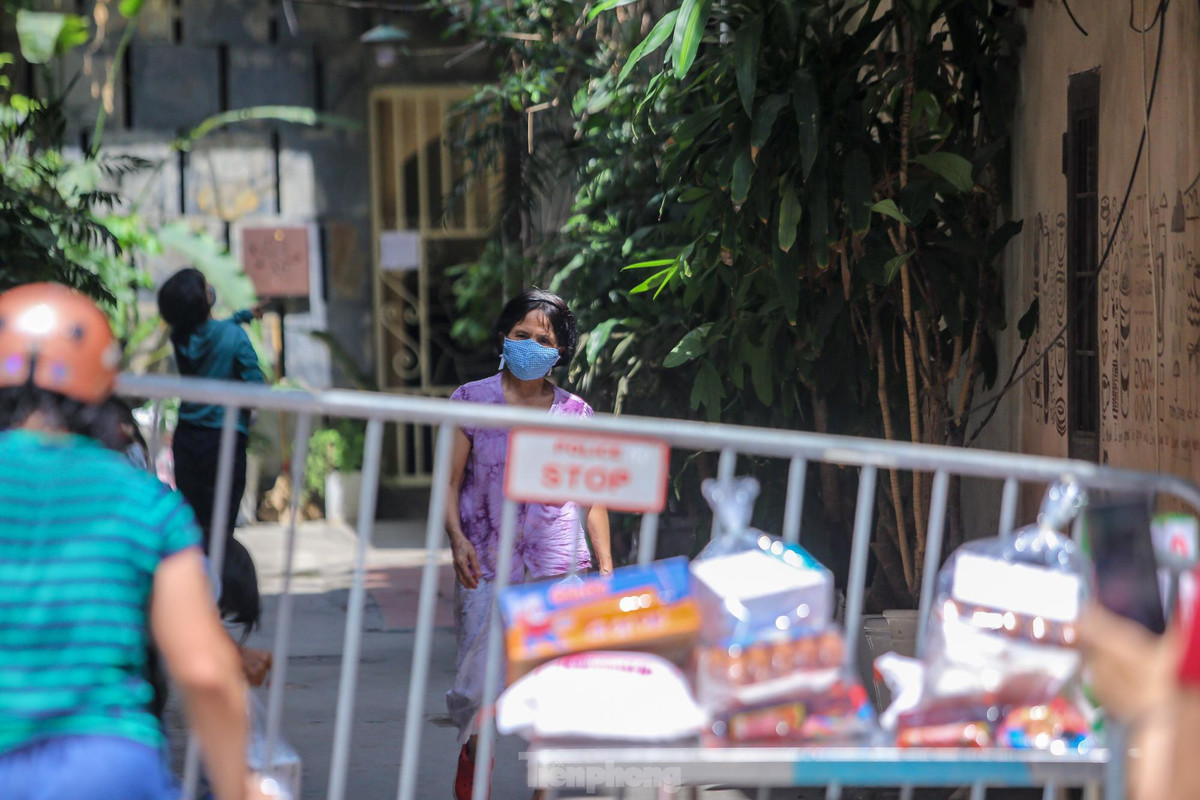 Cán bộ y tế đã thực hiện lấy mẫu xét nghiệm cho 100% cư dân tại đây 