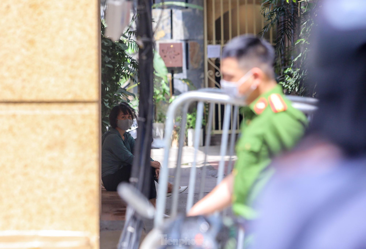 Bệnh nhân tên L.Q.A., 27 tuổi, địa chỉ tại 94 Bùi Thị Xuân, quận Hai Bà Trưng, là nhân viên quán bar Sunny, Vĩnh Phúc, có tiếp xúc gần với chuyên gia Trung Quốc dương tính ngày 23/4.