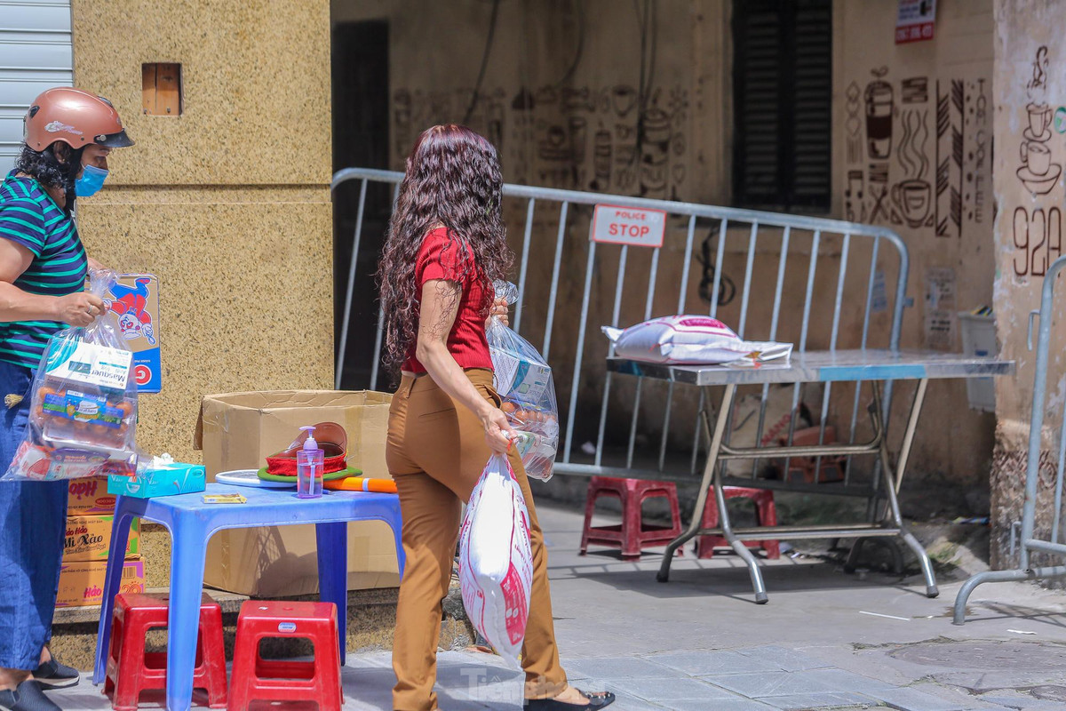 Đồ tiếp tế được chuyển đến đầu ngõ 94 Bùi Thị Xuân 