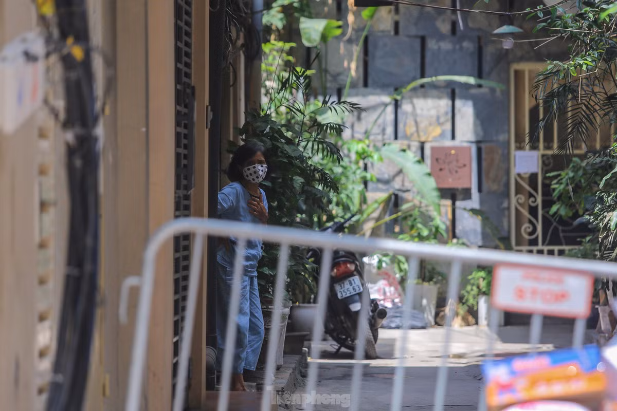 Ngày 2/5, bệnh nhân được lấy mẫu xét nghiệm có kết quả dương tính, kết quả xét nghiệm do Bệnh viện Bệnh Nhiệt đới Trung ương thực hiện. Hiện bệnh nhân không có triệu chứng bệnh và đang được điều trị, cách ly tại Bệnh viện Nhiệt đới Trung ương Cơ sở Kim Chung, Đông Anh. 