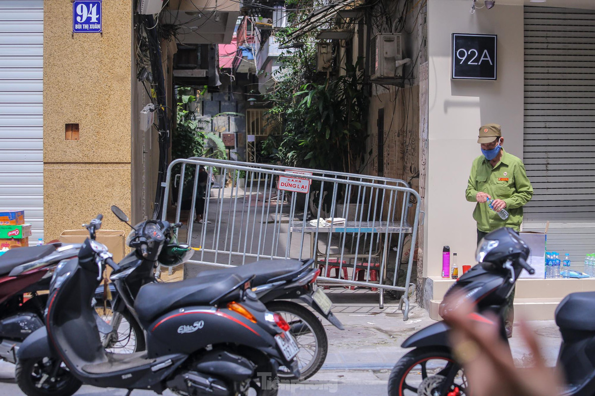 Hà Nội phong tỏa ngõ 94 Bùi Thị Xuân nơi ở của nhân viên quán bar nhiễm COVID-19 Ha Noi phong toa ngo 94 Bui Thi Xuan noi o cua nhan vien quan bar nhiem COVID-19