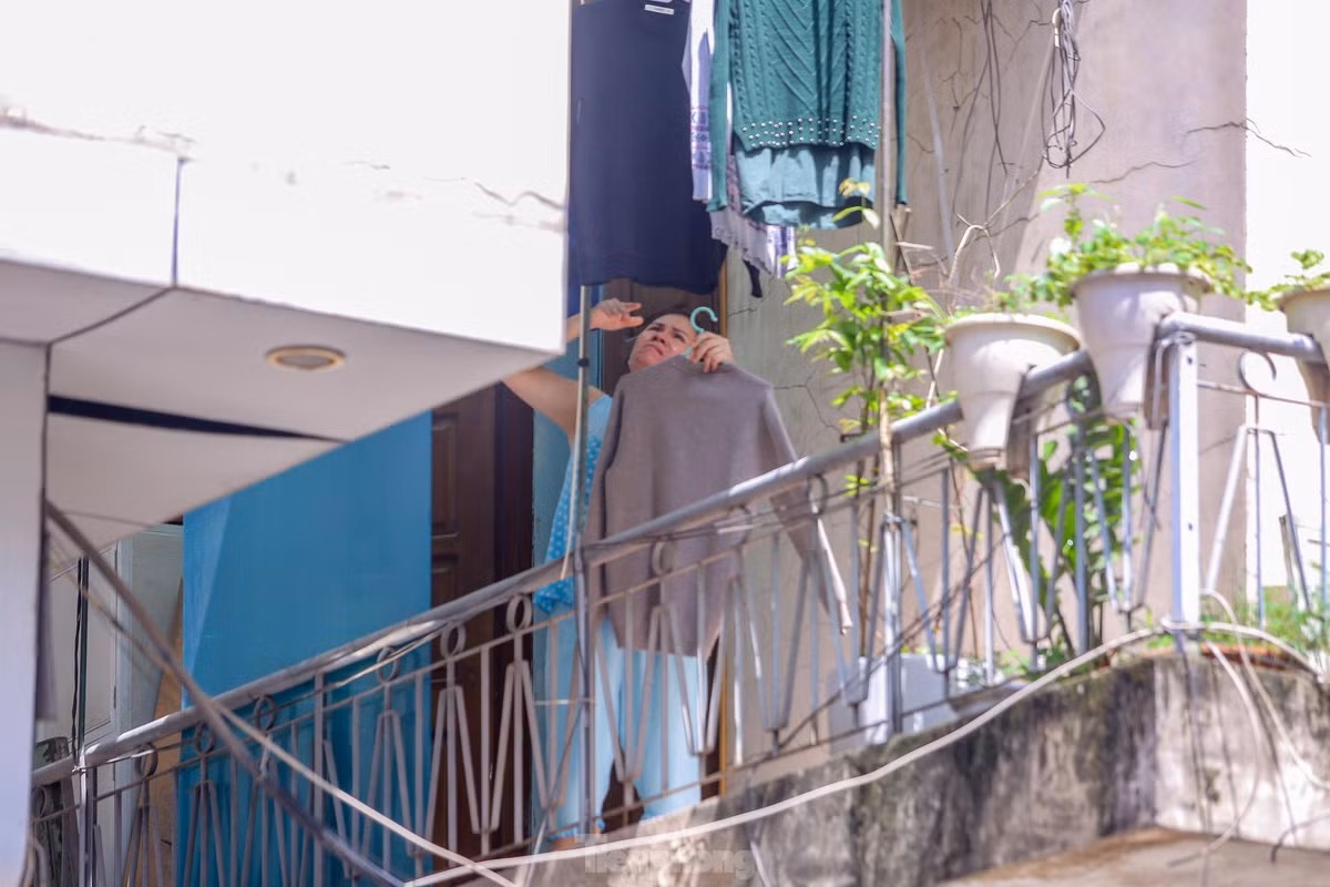 Hằng ngày, bệnh nhân đi làm tại Vĩnh Phúc từ khoảng 13 giờ đến 1 giờ sáng ngày hôm sau, đi làm cùng xe taxi với 2 người bạn làm cùng tại Bar Sunny là B.N.H. (đã ghi nhận dương tính, trú tại Hoàng Mai) và V.