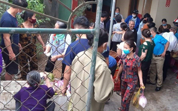  Cả làng “giải cứu” 150 mâm cỗ cho đôi vợ chồng hoãn cưới vì COVID-19: Nghe tin đám cưới của chú rể Nguyễn Danh Bảo và cô dâu Nguyễn Thanh Bình ở Hà Tĩnh phải hoãn để chống dịch COVID-19, người dân nhiều xã tại huyện Can Lộc đã chung tay mua lại 150 mâm tiệc mà gia đình chú rể chuẩn bị trước. Dù không tổ chức mâm cỗ mời khách nhưng gia đình vẫn rước dâu về nhà và chỉ gói gọn trong 2 bên nội ngoại. 