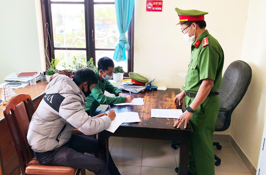  2 người đàn ông thoá mạ, hành hung nữ nhân viên vệ sinh nhận kết đắng: Liên quan tới vụ hành hung nữ nhân viên vệ sinh, ngày 6/5, Công an phường 3 (TP.Đà Lạt) đã xử phạt 2,5 triệu đồng đối với Nguyễn Đình Phước (28 tuổi, tạm trú phường 9, Đà Lạt) về hành vi “Xâm hại đến sức khỏe của người khác”. Phạt hành chính Phạm Hoàng Tuấn (39 tuổi, trú phường 3) về hành vi “Có cử chỉ, lời nói thô bạo, khiêu khích, trêu ghẹo, xúc phạm danh dự, nhân phẩm của người khác”. 