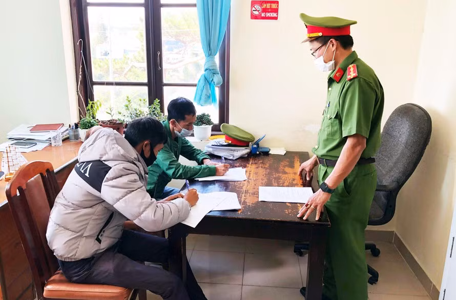  2 người đàn ông thoá mạ, hành hung nữ nhân viên vệ sinh nhận kết đắng: Liên quan tới vụ hành hung nữ nhân viên vệ sinh, ngày 6/5, Công an phường 3 (TP.Đà Lạt) đã xử phạt 2,5 triệu đồng đối với Nguyễn Đình Phước (28 tuổi, tạm trú phường 9, Đà Lạt) về hành vi “Xâm hại đến sức khỏe của người khác”. Phạt hành chính Phạm Hoàng Tuấn (39 tuổi, trú phường 3) về hành vi “Có cử chỉ, lời nói thô bạo, khiêu khích, trêu ghẹo, xúc phạm danh dự, nhân phẩm của người khác”. 