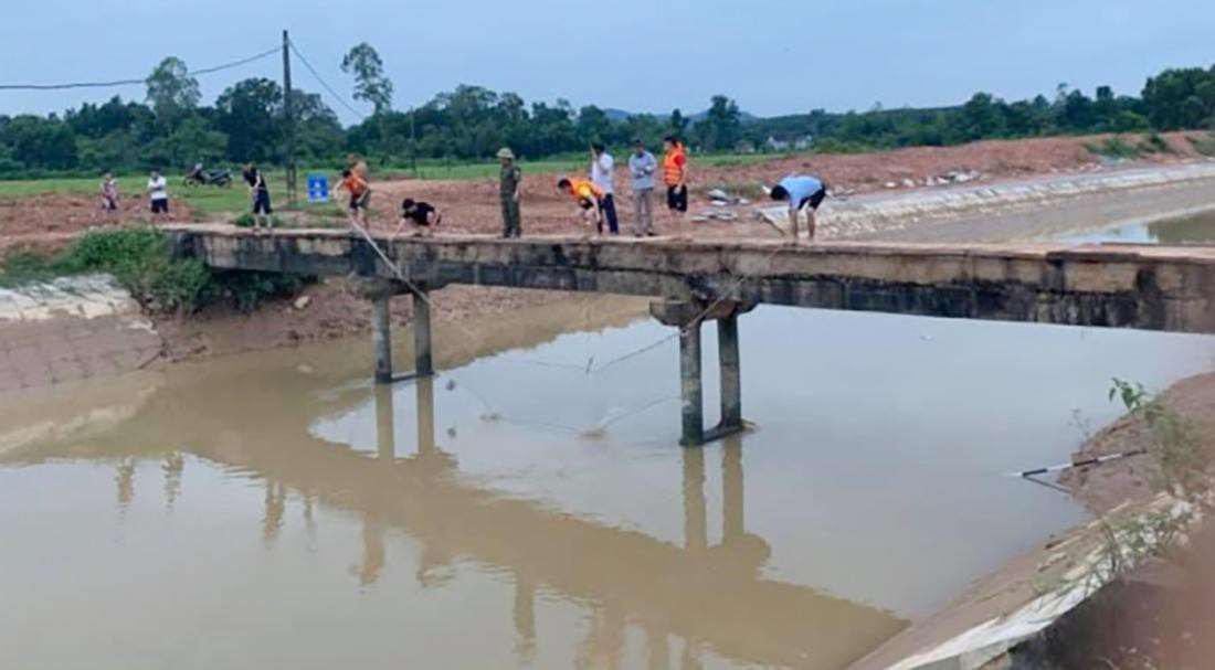  Nguyên nhân hai người phụ nữ tử vong dưới kênh: Ngày 6/5, Công an huyện Yên Thành (Nghệ An) cho biết, nguyên nhân dẫn đến việc chị T.T.H và P.T.N, cùng trú tại TP Vinh đi xe máy mất tích sau đó được phát hiện tử vong dưới kênh nước trên địa bàn là do tai nạn giao thông xảy ra vào ngày 28/4 ở khu vực kênh Vếch Bắc, xã Phú Thành, huyện Yên Thành.