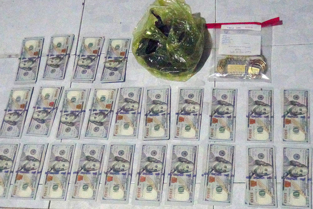  Bắt "siêu trộm" khoắng tiền, USD, vàng trị giá 1,7 tỷ: Nguyễn Thanh Nhi (30 tuổi, ở Đồng Tháp) chạy xe máy đến trước căn nhà nằm trên đường Trần Huy Liệu, TP Sa Đéc sau đó dùng kiềm cộng lực cắt phá cửa đột nhập vào bên trong trộm tiền, USD, vàng cùng nhiều tài sản khác, trị giá 1,7 tỷ đồng. Ngày 6/5, Nhi bị Công an TP Sa Đéc tạm giữ để điều tra. 