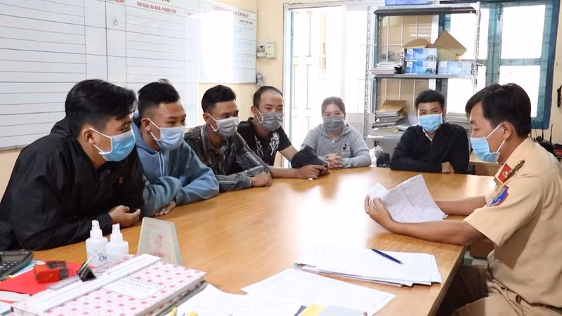  Xử phạt chú rể rước dâu không đội mũ bảo hiểm, nẹt pô inh ỏi: Ngày 27/4, N.T.Đ (21 tuổi, ngụ huyện Tam Bình, tỉnh Vĩnh Long) có tổ chức đi rước dâu bằng xe ô tô và xe máy. Đoàn rước dâu có 15 xe máy không đội mũ bảo hiểm, điều khiển xe thành đoàn, nẹt bô inh ỏi. Ngày 5/5, Công an huyện Tam Bình đã xử phạt hành chính đối với chú rể Đ. và đang tiếp tục củng cố hồ sơ xử lý những người còn lại. 