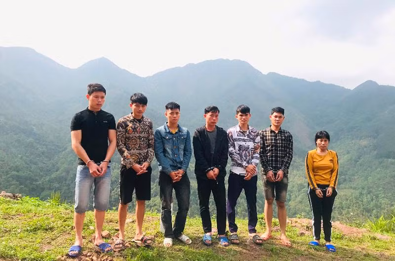  Nhóm đối tượng tổ chức đưa người xuất cảnh trái phép: Ngày 30/3, tại xã Đồng Tâm,huyện Bình Liêu (Quảng Ninh) trong khi làm nhiệm vụ, công an huyện Bình Liêu phát hiện, bắt giữ 10 người đang trên đường xuất cảnh trái phép sang Trung Quốc. Tại cơ quan công an, các đối tượng đã thừa nhận hành vi để thu lợi bất chính. Trong đó, Tằng A Nhì (SN 1993 trú xã Đồng Tâm) được Nguyễn Thị Vui (SN 1983, trú Thái Nguyên) trực tiếp liên hệ thuê đưa người xuất cảnh trái phép.