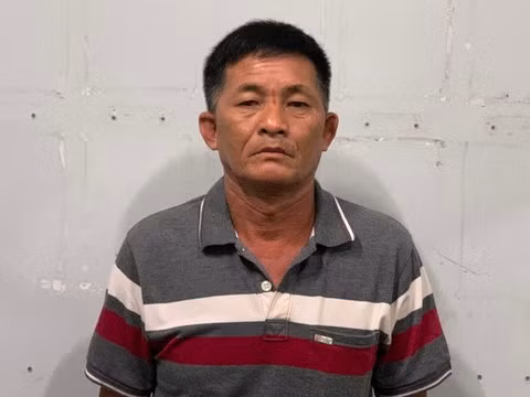  Đưa người xuất cảnh trái phép giá 1 triệu đồng/người: Ngày 28/2, Mai Văn Chụp (SN 1965, ngụ huyện An Phú, An Giang) được một người quen tên Thanh sống bên Campuchia thuê đến TP.Châu Đốc chở 2 người khách về mương Tám Xóm (ấp Bắc Đai, xã Nhơn Hội) giao lại cho Thanh để đưa họ xuất cảnh sang Campuchia, với giá 1 triệu đồng/người. Khi chở về tới xã Nhơn Hội, Chụp bị Công an bắt giữ. 