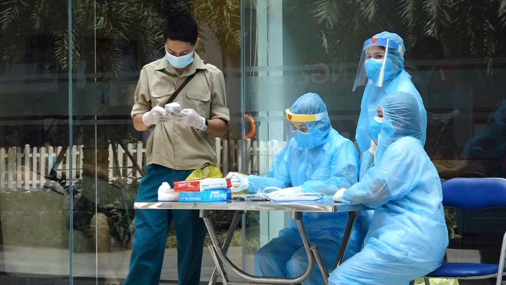 Ông Trương Quang Việt, Phó giám đốc phụ trách CDC Hà Nội, cho biết: "Trong 6 người F1, có 3 người thân trong gia đình gồm vợ và các con. Ba người còn lại là đồng nghiệp cũng người Ấn Độ, đã được đưa đi cách ly y tế. Còn gia đình của bệnh nhân thì cách ly ở nhà do anh này có con nhỏ".. 