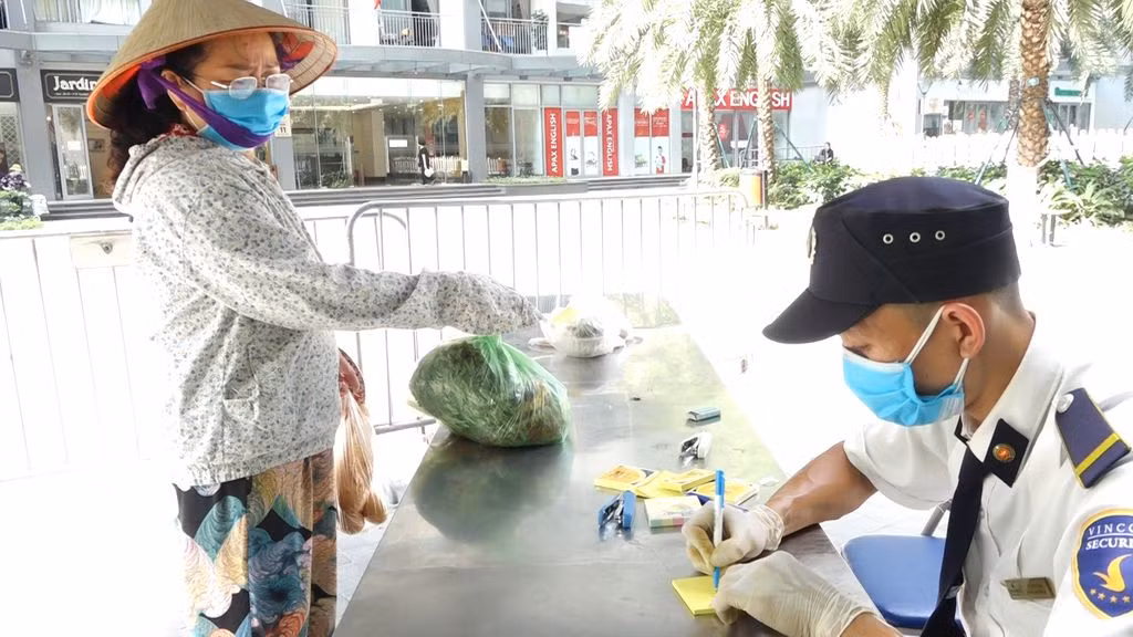 Hiện tại, bệnh nhân được chuyển đến Bệnh viện Bệnh Nhiệt đới Trung ương cơ sở 2, Đông Anh, Hà Nội. Mẫu bệnh phẩm đã được chuyển đến CDC Hà Nội để tiếp tục xét nghiệm.