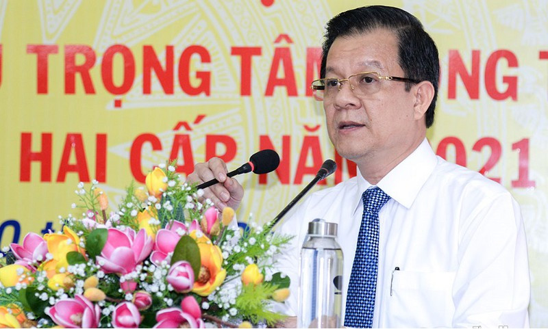 Ông Lê Hồng Quang (SN 1968) tại xã Vĩnh Bình Nam, huyện Vĩnh Thuận, tỉnh Kiên Giang. Trình độ học vấn: Tiến sĩ luật học, cử nhân kinh tế, cao cấp lý luận chính trị.