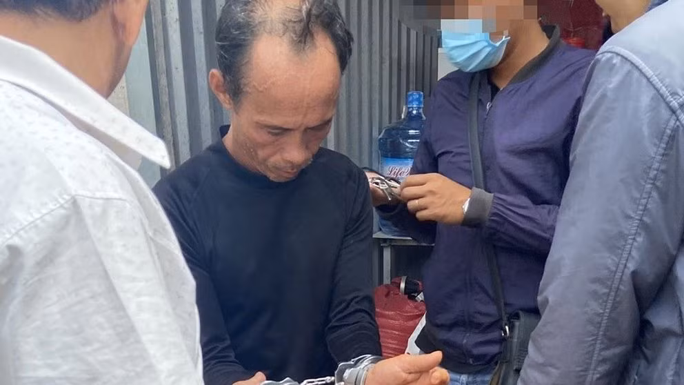  Gã Việt kiều giết người tình rồi bỏ trốn: Đên 6/5, bà Nguyễn Thị T. (SN 1971, huyện Chợ Gạo, Tiền Giang) đang ngồi bó hành tại nhà thì bất ngờ bị Bùi Thanh Hùng ( ở TP Mỹ Tho) quen qua mạng xã hội cầm dao lao tới đâm, chém tử vong. Chiều 7/5, Công an huyện Chợ Gạo đã bắt được Hùng khi đang lẩn trốn. Nguyên nhân ban đầu do mâu thuẫn chuyện tình cảm.