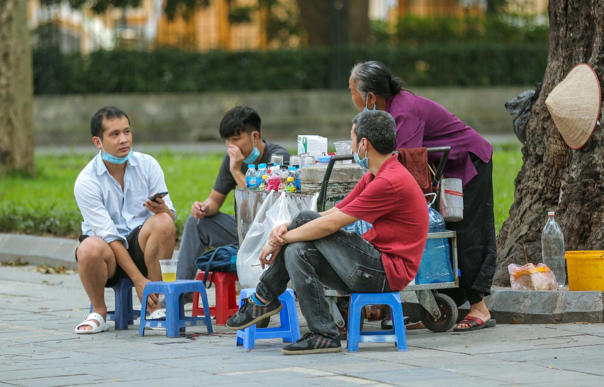 Theo đó, Chủ tịch UBND TP yêu cầu từ 17h ngày 3/5/2021, tạm dừng mở cửa đón khách tại các khu di tích, cơ sở tôn giáo; tạm dừng hoạt động đối với các quán ăn, uống đường phố, trà đá vỉa hè, cà phê vỉa hè đến khi có chỉ đạo mới của UBND TP.