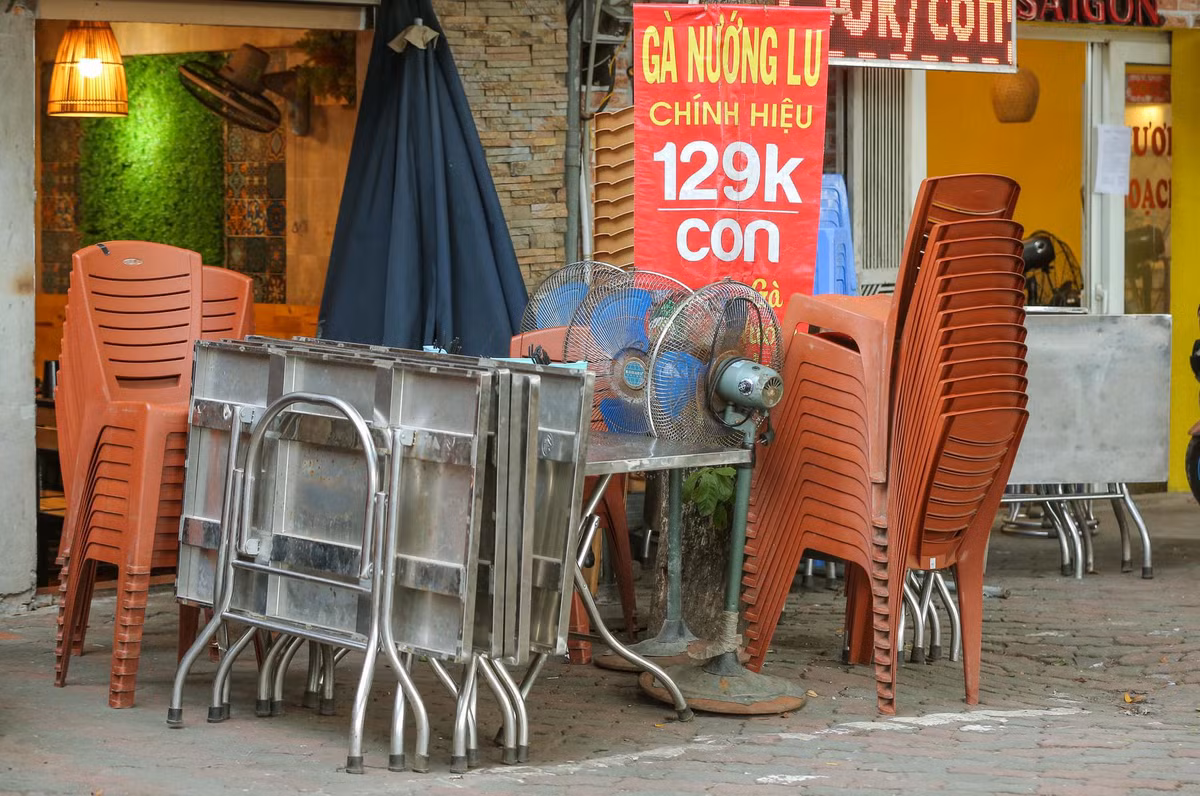 Hâu hết các hàng quán cũng đã tuân thủ phòng chống dịch COVID-19.