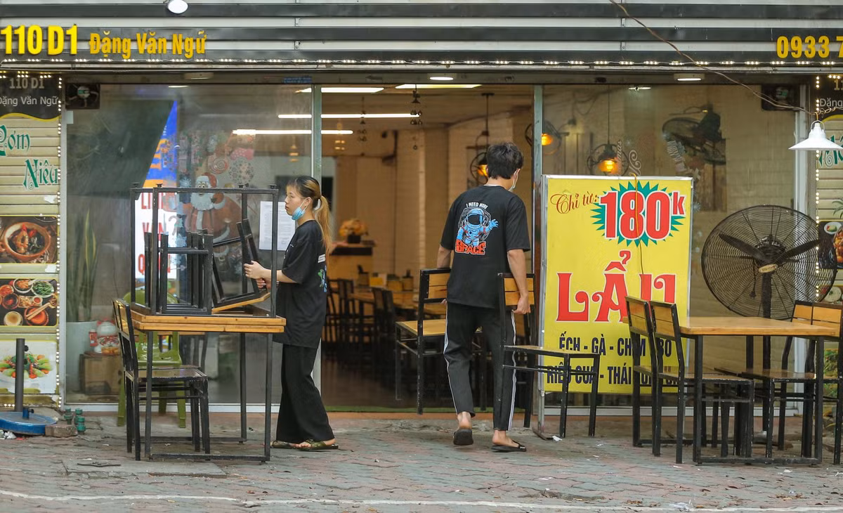 Bên cạnh đó, nhiều hàng quán thực hiện đúng chỉ thị của TP Hà Nội, quét dọn hành lang vỉa hè, thu dọn bàn ghế vào khu vực bên trong quán. 