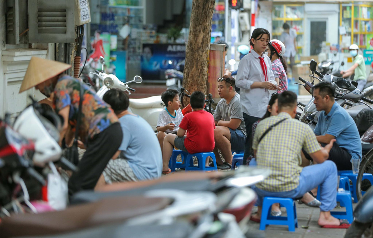 Tuy nhiên, nhiều hàng quán vỉa hè vẫn mở bán, lượng khách đến rất nhiều và không giữ khoảng cách tối thiểu 2 mét. 