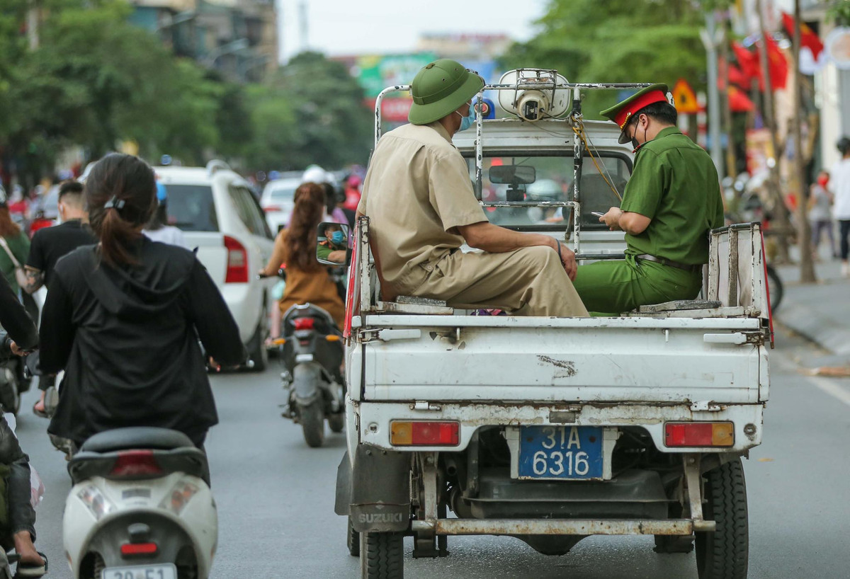 Đối với nhà hàng ăn, uống phục vụ trong nhà, yêu cầu thực hiện công tác vệ sinh khử khuẩn, thực hiện giãn cách tối thiểu 1 m giữa người với người hoặc có tấm chắn giữa các vị trí ngồi, không sử dụng đồ chung, khuyến khích bán hàng mang về nhà; trường hợp không đáp ứng đầy đủ về công tác phòng, chống dịch bệnh theo hướng dẫn của Bộ Y tế, yêu cầu tạm dừng hoạt động cho đến khi đảm bảo công tác phòng, chống dịch COVID-19...