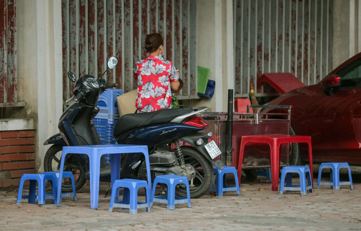 Các quán trà đá, quán ăn vỉa hè dường như vẫn tụ tập đông người hoạt động công khai, phớt lờ quy định phòng dịch từ Ban Chỉ đạo phòng, chống dịch bệnh COVID-19 của TP. Hà Nội.