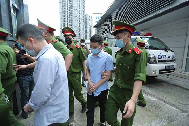 Theo cáo trạng, từ tháng 1/2014 đến tháng 5/2019, Bùi Quang Huy (Tổng Giám đốc Cty Nhật Cường) đã trực tiếp và chỉ đạo lãnh đạo, nhân viên công ty thực hiện hành vi giao dịch, mua bán trái phép tổng số 2.502 đơn hàng với 255.311 sản phẩm (điện thoại di động các loại) có tổng giá trị thanh toán hơn 2.927 tỷ đồng của 16 nhà cung cấp tại Hong Kong, Trung Quốc.