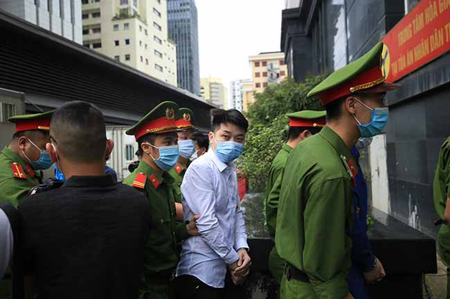 2 bị cáo làm việc tại Công ty Nhật Cường Quảng Châu (Trung Quốc) gồm: Trần Tất Khoa (sinh năm 1981, Giám đốc), Lê Hoài Phương (sinh năm 1987, nhân viên);