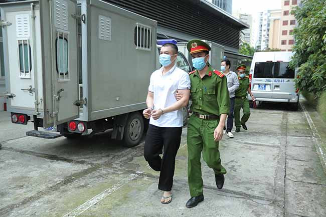 Tổng cộng 15 bị cáo hầu tòa vì tội Buôn lậu và Vi phạm quy định về kế toán gây hậu quả nghiêm trọng, trong đó có 8 bị cáo làm việc tại Công ty Nhật Cường gồm: Nguyễn Bảo Ngọc (sinh năm 1980, Giám đốc Tài chính), Trần Ngọc Ánh (sinh năm 1974, Phó Tổng Giám đốc), Đỗ Quốc Huy (sinh năm 1983, Giám đốc Bán hàng), Nông Văn Lư (sinh năm 1985, nhân viên), Hoàng Văn Phong (sinh năm 1990, Trưởng ngành hàng Apple), Mai Tiến Dũng (sinh năm 1983, Trưởng ngành hàng điện thoại cũ), Bùi Quốc Việt (sinh năm 1970, nhân viên), Nguyễn Thị Bích Hằng (sinh năm 1972, Kế toán trưởng); 