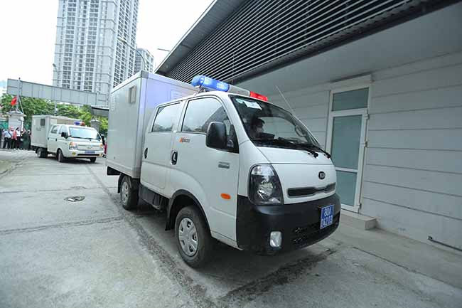 Theo quan sát của PV Báo Tri Thức và Cuộc Sống, lúc 7h30 sáng cùng ngày các bị cáo trong vụ án Công ty Nhật Cường buôn lậu được lực lượng chức năng áp giải tới TAND TP. Hà Nội.